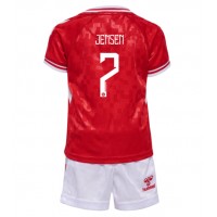 Camisa de Futebol Dinamarca Mathias Jensen #7 Equipamento Principal Infantil Europeu 2024 Manga Curta (+ Calças curtas)